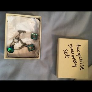 Turqoise colored crystal earring and necklace set